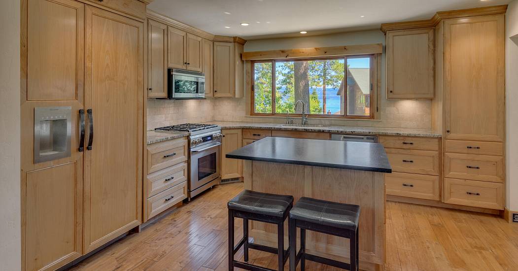 154 Skyland Way Tahoe City CA-large-014-009-KitchenBreakfast Bar-1500x1000-72dpi.jpg