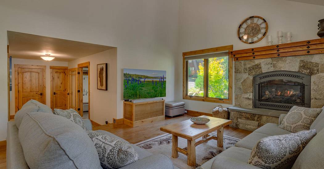 154 Skyland Way Tahoe City CA-large-009-015-Living Room-1500x1000-72dpi.jpg