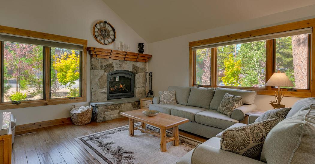 154 Skyland Way Tahoe City CA-large-008-033-Living Room-1500x1000-72dpi.jpg