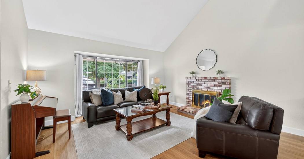 06-Living Room.jpg