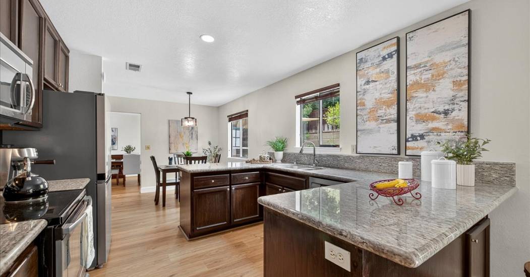 15-Kitchen.jpg
