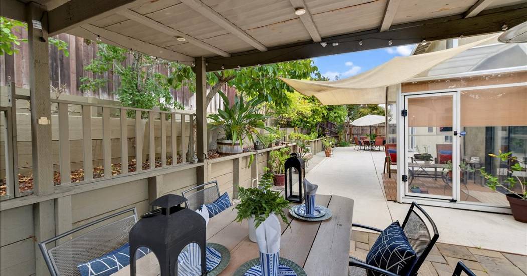 39-Covered Patio.jpg
