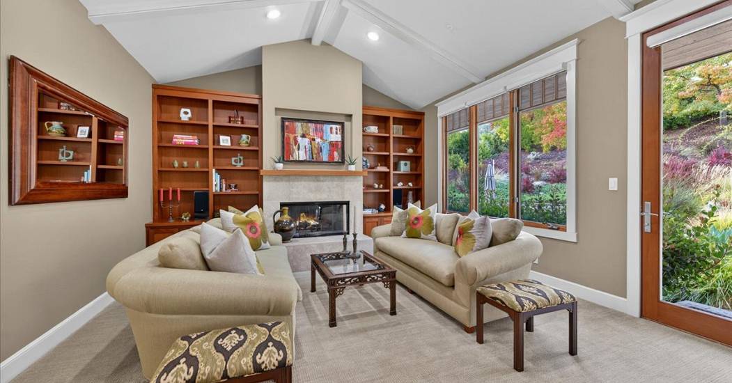 11-Living Room.jpg