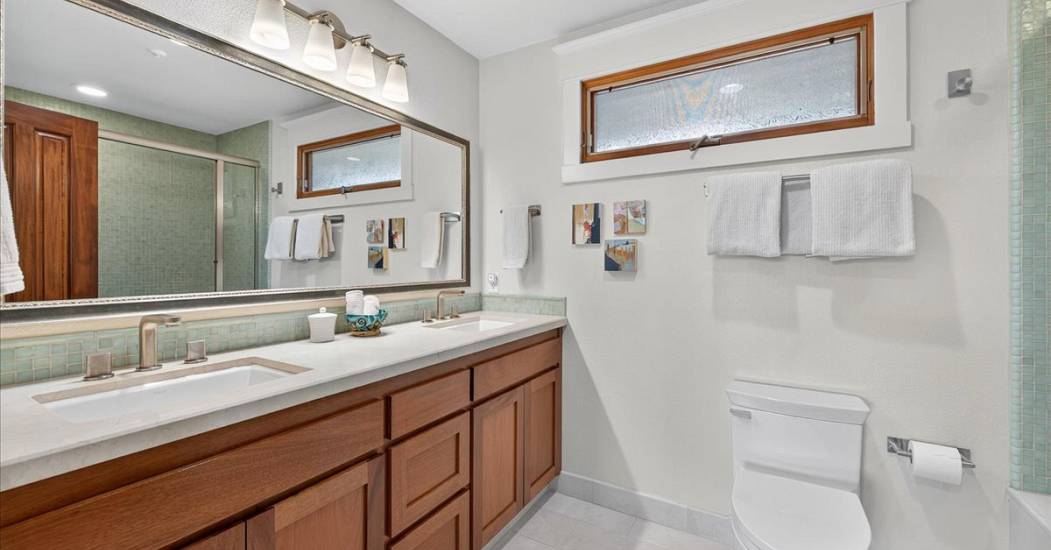 41-Upstairs Full Bath.jpg