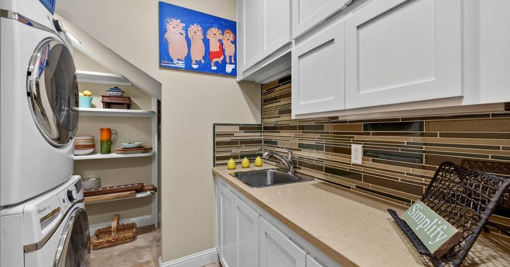 29-Laundry Room.jpg