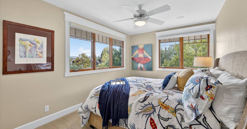 39-Bedroom.jpg