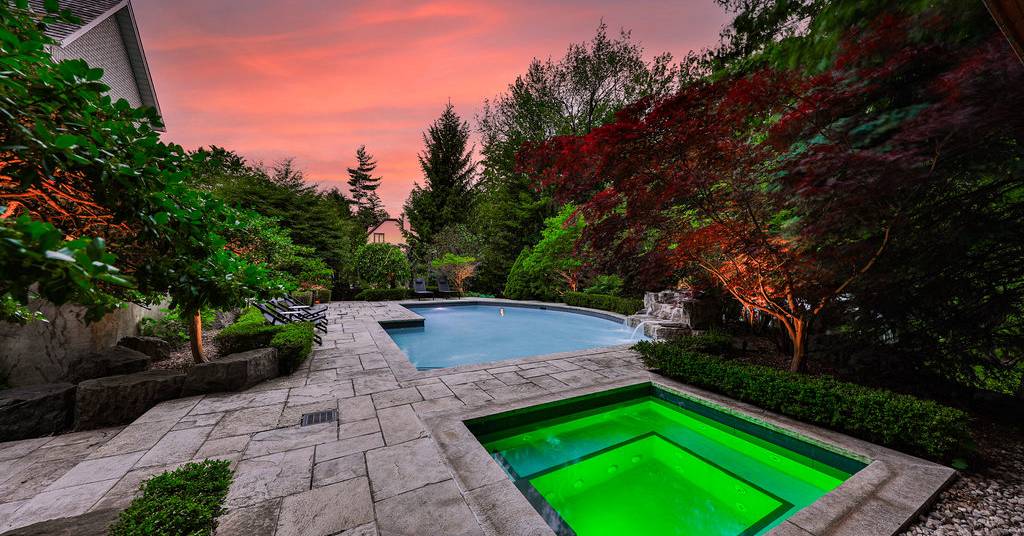 1257_tecumseh_park_drive_exteriors-34_368.jpg