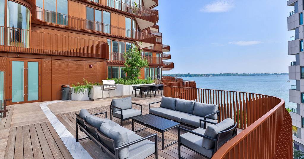 092_214-155_merchant-s_wharf_-85_414.jpg