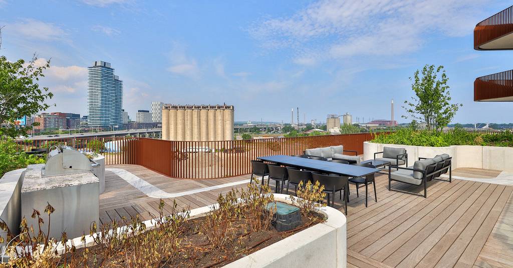 090_214-155_merchant-s_wharf_-83_408.jpg