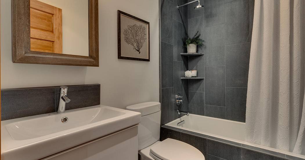 1620 Lanny Ln Olympic Valley-large-033-041-Bathroom-1500x1000-72dpi.jpg
