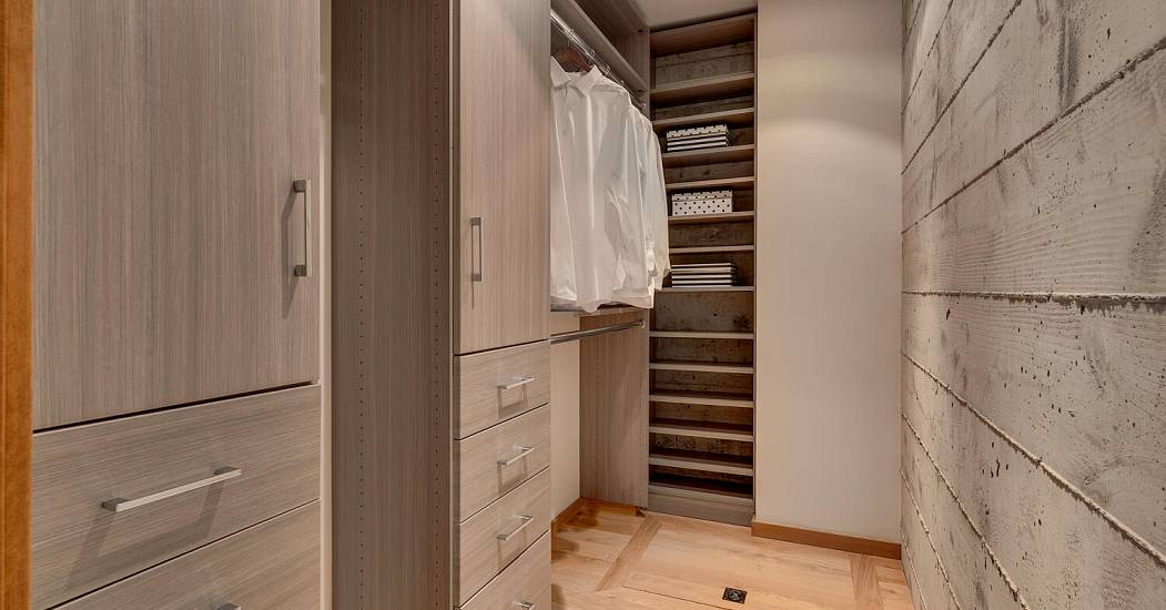 1620 Lanny Ln Olympic Valley-large-025-022-Primary Closet-1500x1000-72dpi.jpg