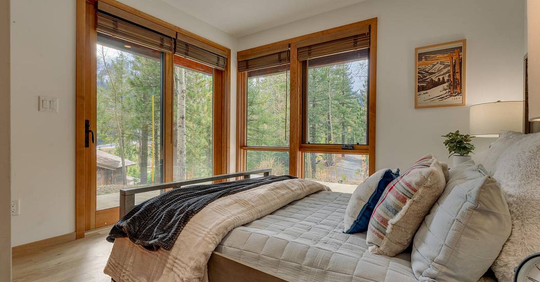 1620 Lanny Ln Olympic Valley-large-027-021-Bedroom-1500x1000-72dpi.jpg