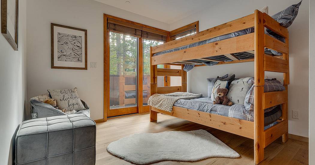 1620 Lanny Ln Olympic Valley-large-030-017-Bedroom En suite-1500x1000-72dpi.jpg