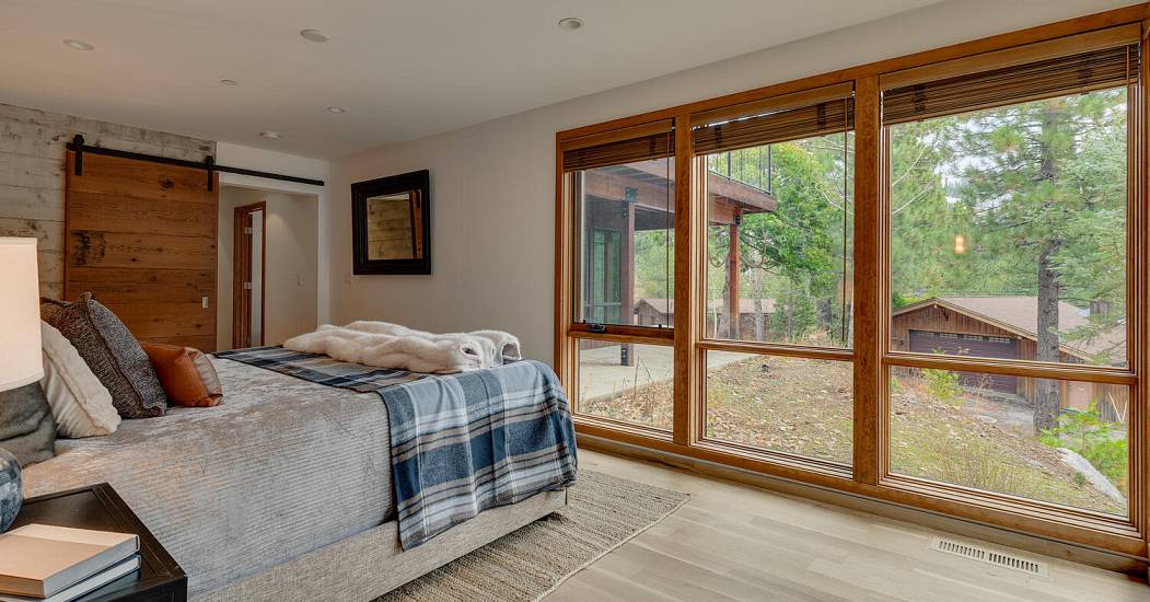1620 Lanny Ln Olympic Valley-large-022-035-Primary Bedroom En suite-1500x1000-72dpi.jpg