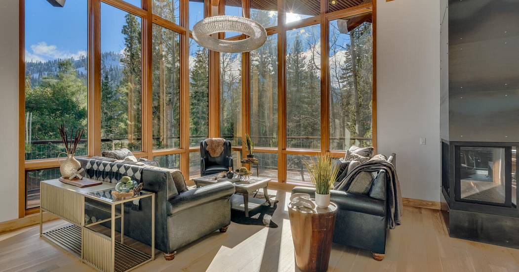1620 Lanny Ln Olympic Valley-large-008-020-Living Room-1500x1000-72dpi.jpg