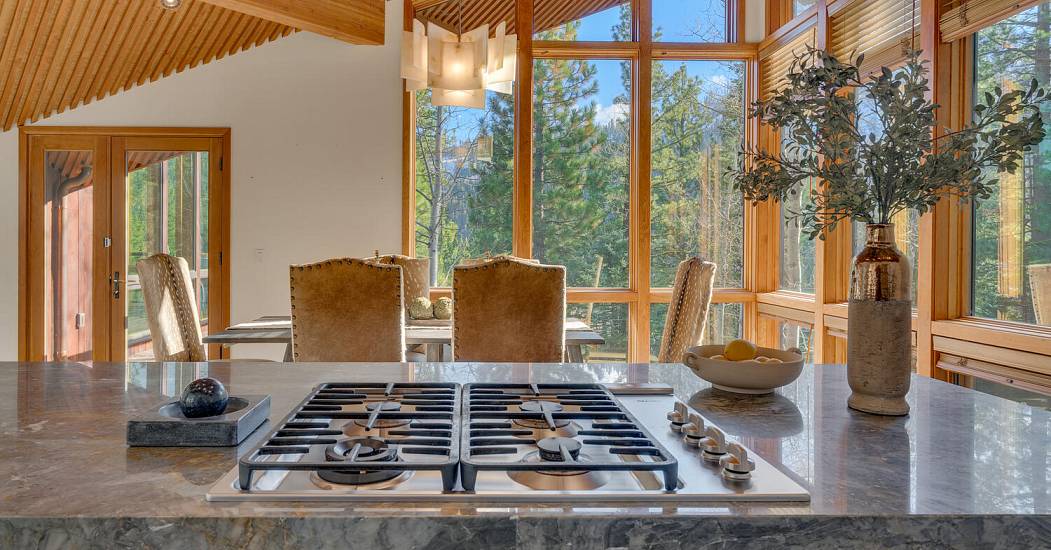 1620 Lanny Ln Olympic Valley-large-014-010-Kitchen-1500x1000-72dpi.jpg