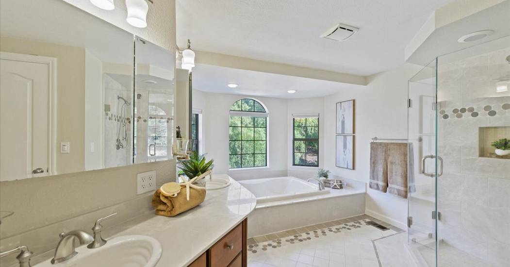 25-Primary Bath.jpg