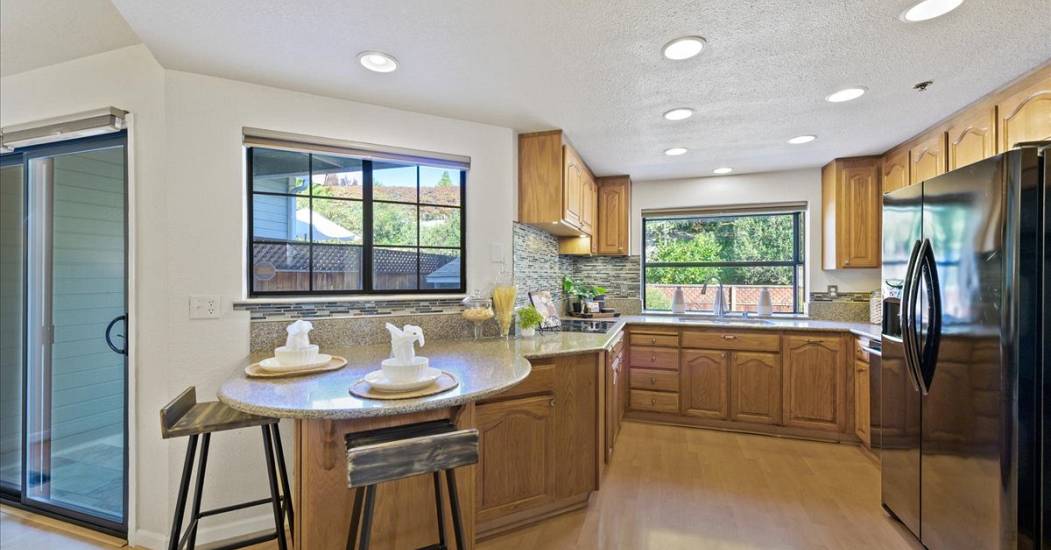 13-Kitchen.jpg