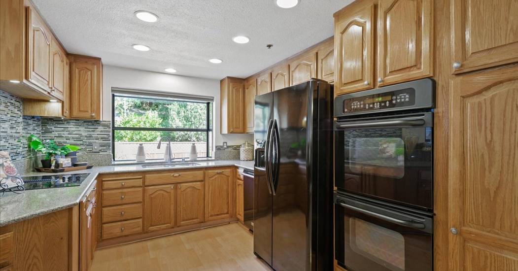 14-Kitchen.jpg