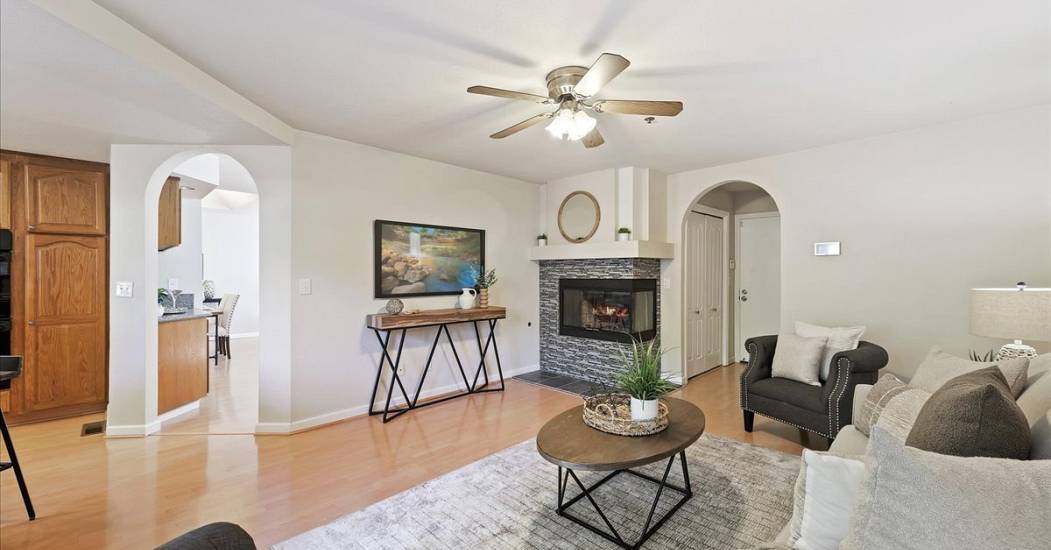 10-Family Room.jpg