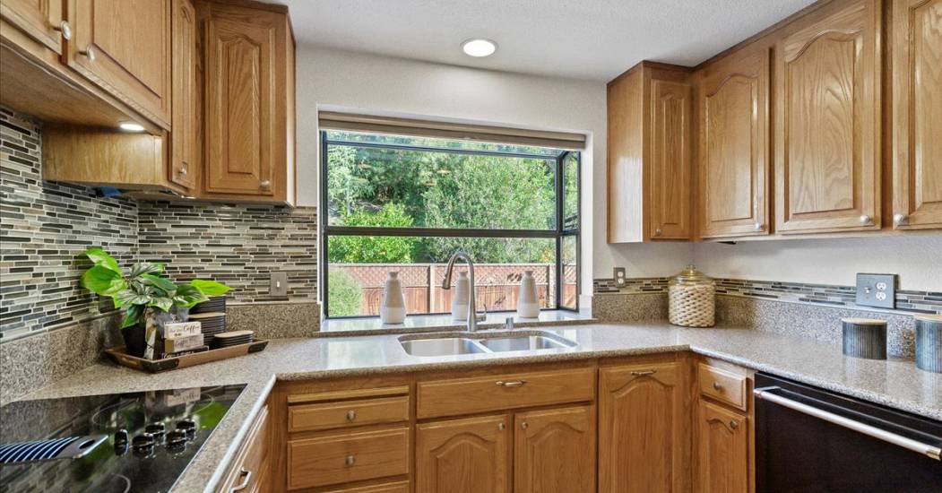 15-Kitchen.jpg