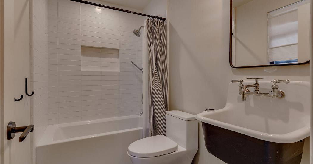 2045 W Lake Blvd Tahoe City CA-large-036-007-Bathroom-1500x1000-72dpi.jpg