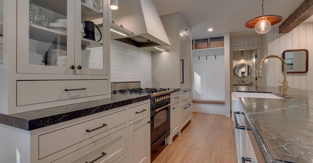 2045 W Lake Blvd Tahoe City CA-large-005-021-Kitchen-1500x1000-72dpi.jpg