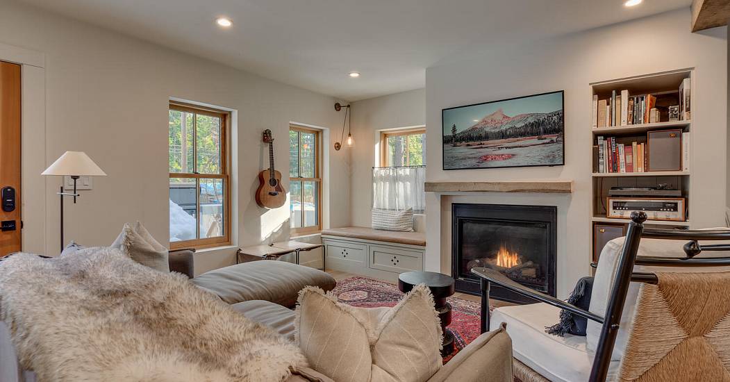 2045 W Lake Blvd Tahoe City CA-large-008-028-Living Room-1500x1000-72dpi.jpg