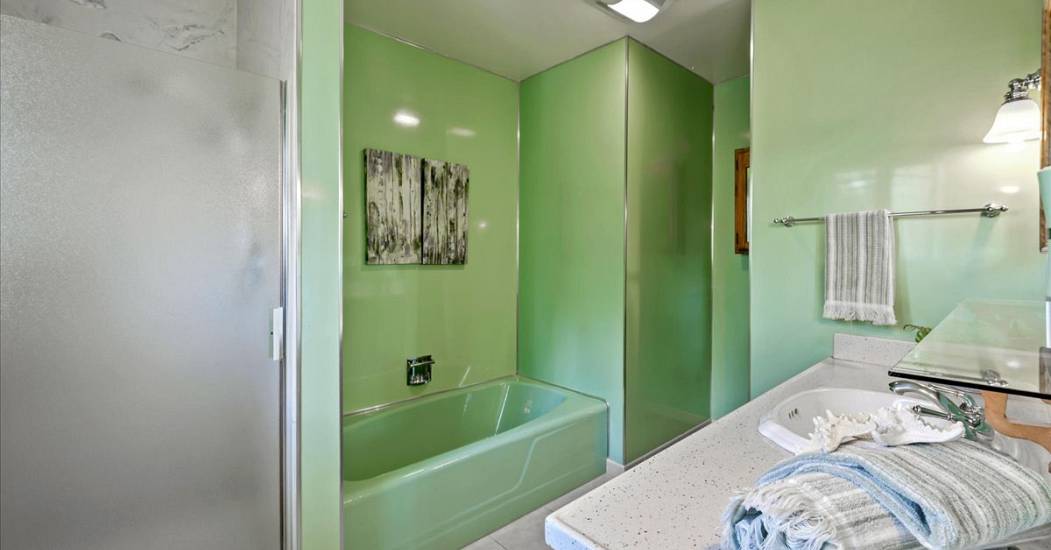 25-Primary Bath.jpg