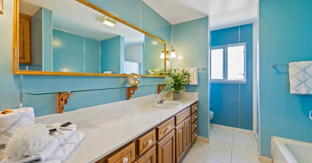 29-Upstairs Full Bath.jpg