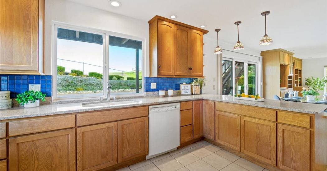 21-Kitchen.jpg