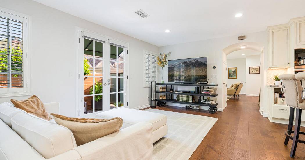 4022 Willowcrest Ave Studio-large-026-028-Willowcrest Ave20-1500x1000-72dpi.jpg