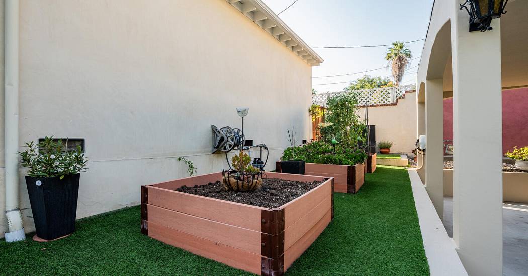 4022 Willowcrest Ave Studio-large-044-029-DSC6411-1500x1000-72dpi.jpg