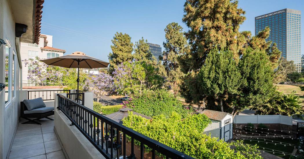 4022 Willowcrest Ave Studio-large-041-049-DSC6399-1500x1000-72dpi.jpg