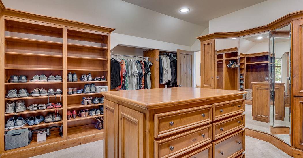 16  18 Stone Creek Ln-large-032-037-Primary Closet-1500x1000-72dpi.jpg