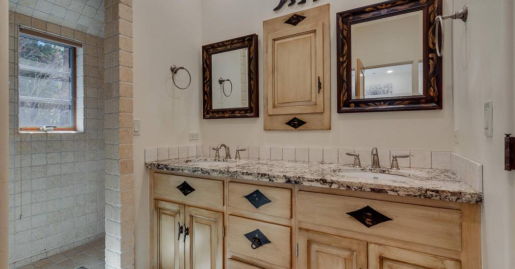 16  18 Stone Creek Ln-large-046-027-Bathroom-1500x1000-72dpi.jpg