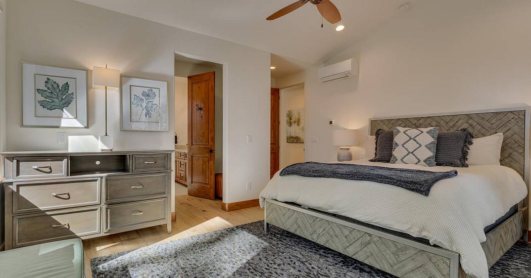16  18 Stone Creek Ln-large-081-084-Guest House  Bedroom En Suite-1500x1000-72dpi.jpg