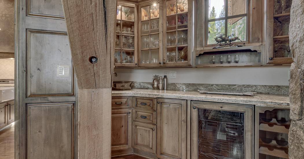 2388 Overlook Pl Truckee CA-large-011-001-Wet Bar-1500x1000-72dpi.jpg