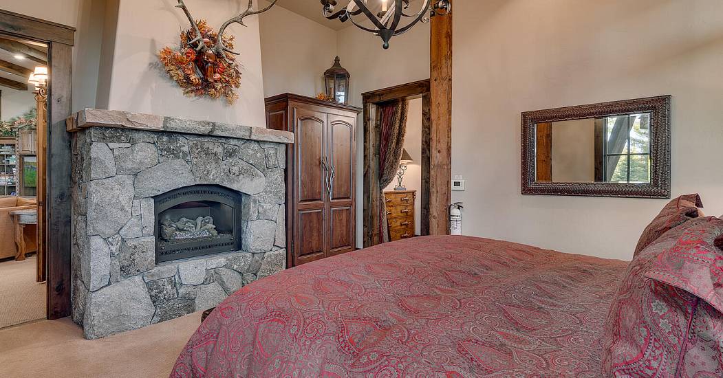 2388 Overlook Pl Truckee CA-large-036-042-Bedroom En suite-1500x1000-72dpi.jpg