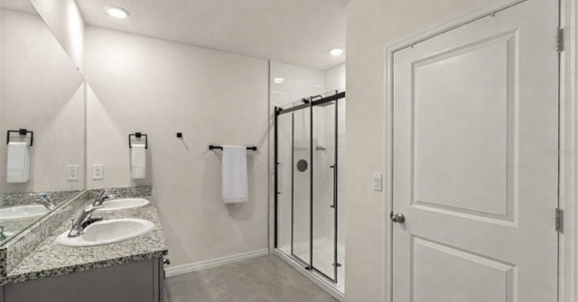 17737 canopy liv room.jpg