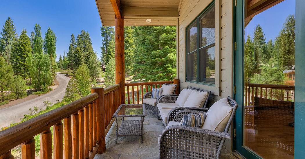 1809 Woods Point Way Truckee-large-059-057-Front Patio-1500x1000-72dpi.jpg