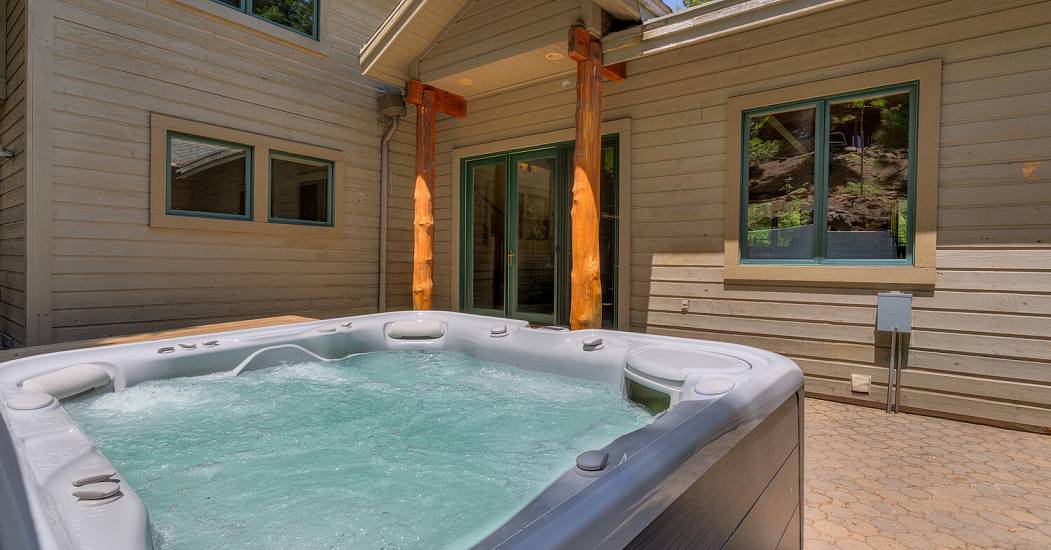 1809 Woods Point Way Truckee-large-061-058-Hot Tub-1500x1000-72dpi.jpg