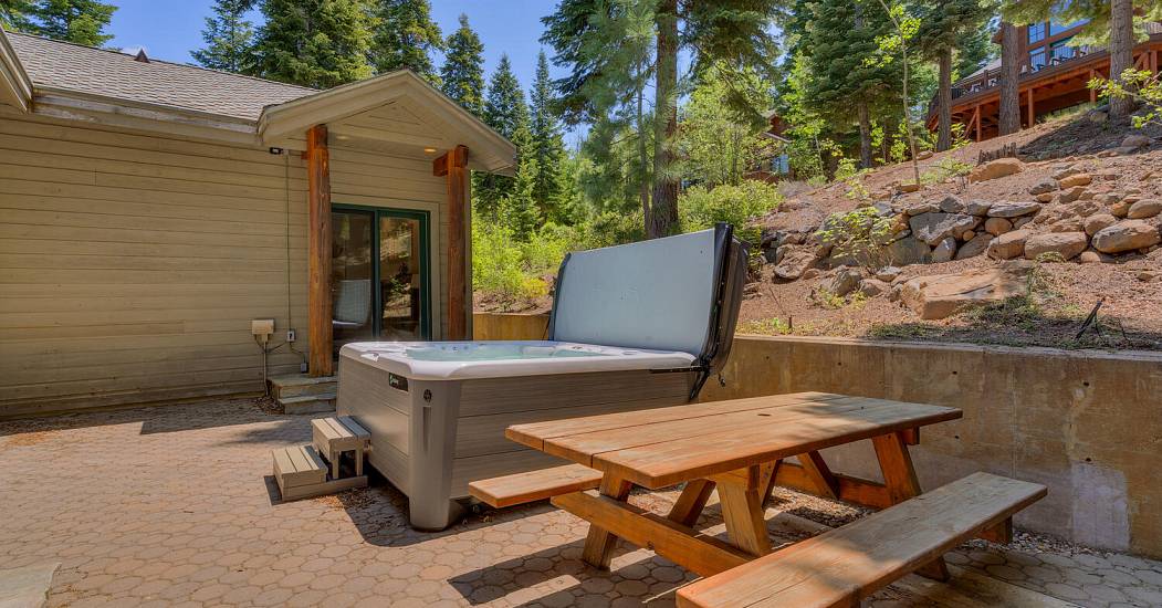 1809 Woods Point Way Truckee-large-060-056-Back Patio-1500x1000-72dpi.jpg