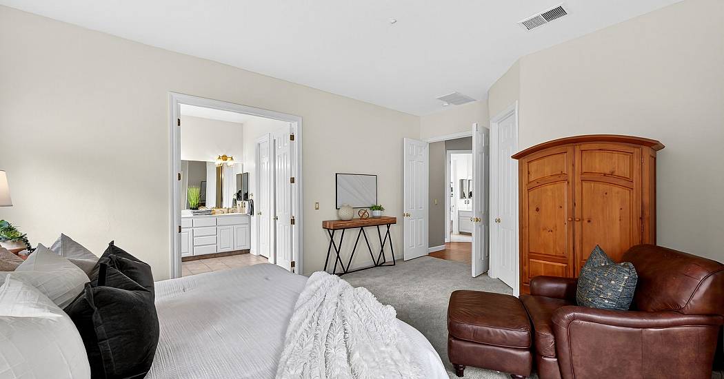 31-Primary Suite.jpg