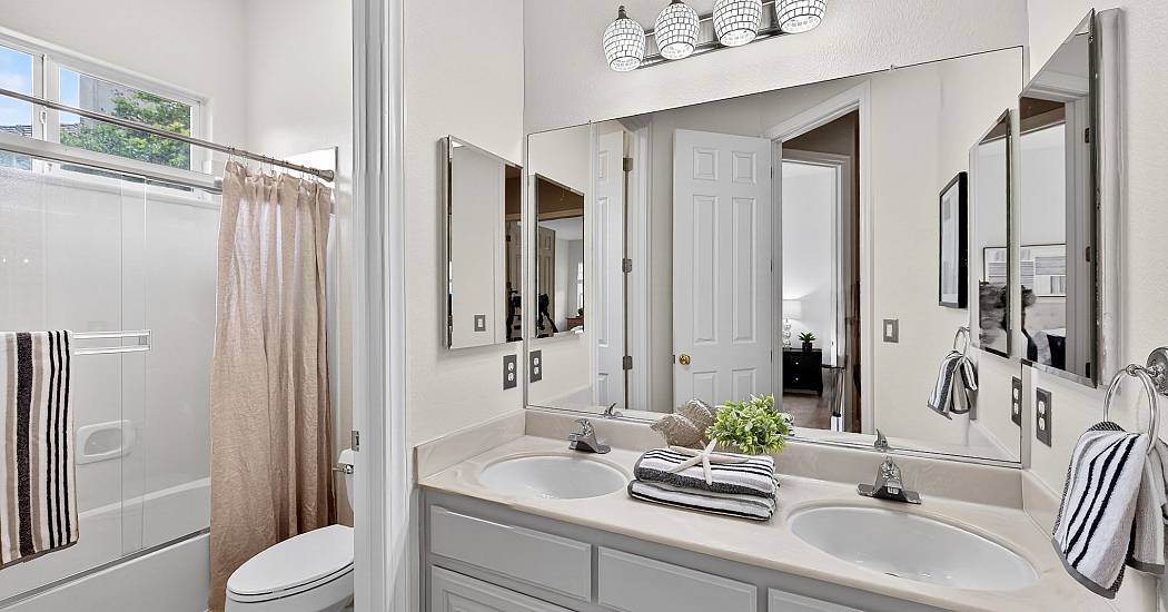 34-Full Bath.jpg