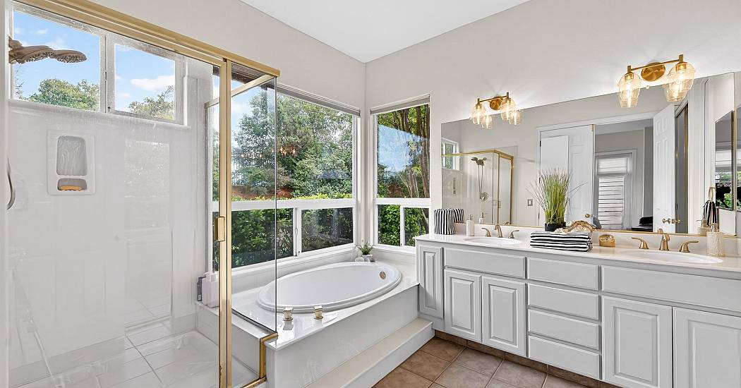32-Primary Bath.jpg