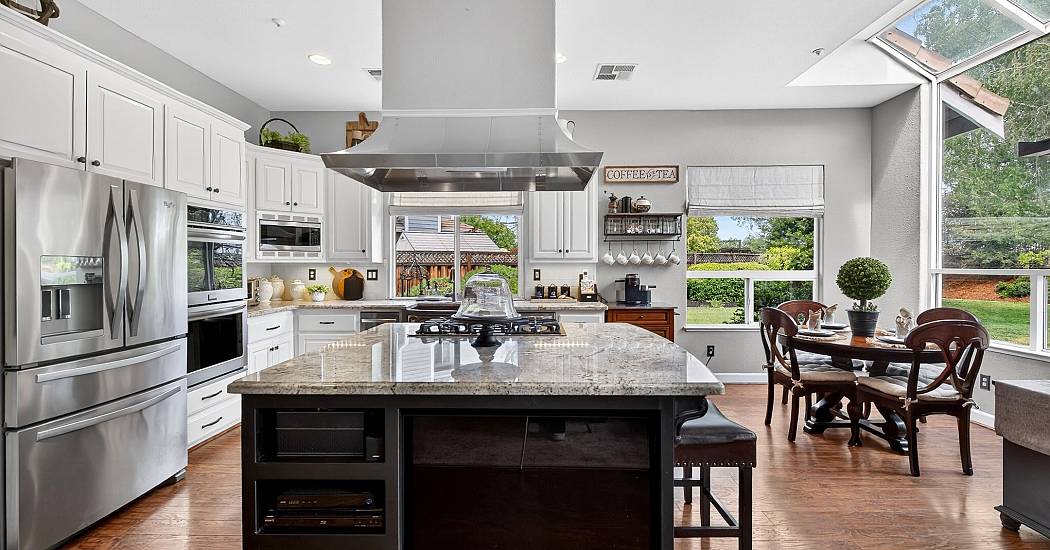 17-Kitchen and Informal Dining.jpg