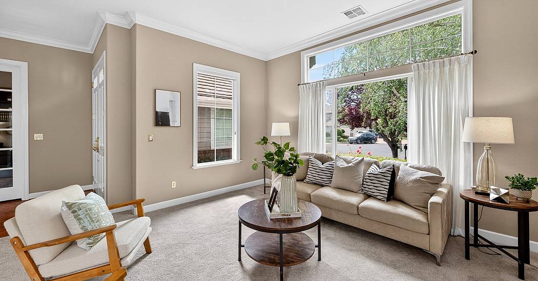 13-Living Room.jpg