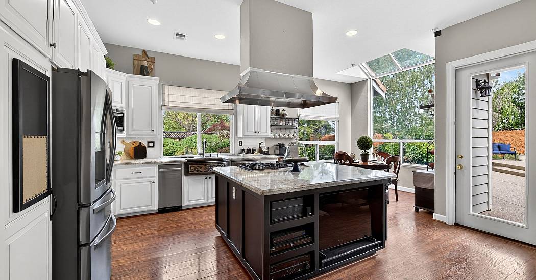 16-Kitchen.jpg
