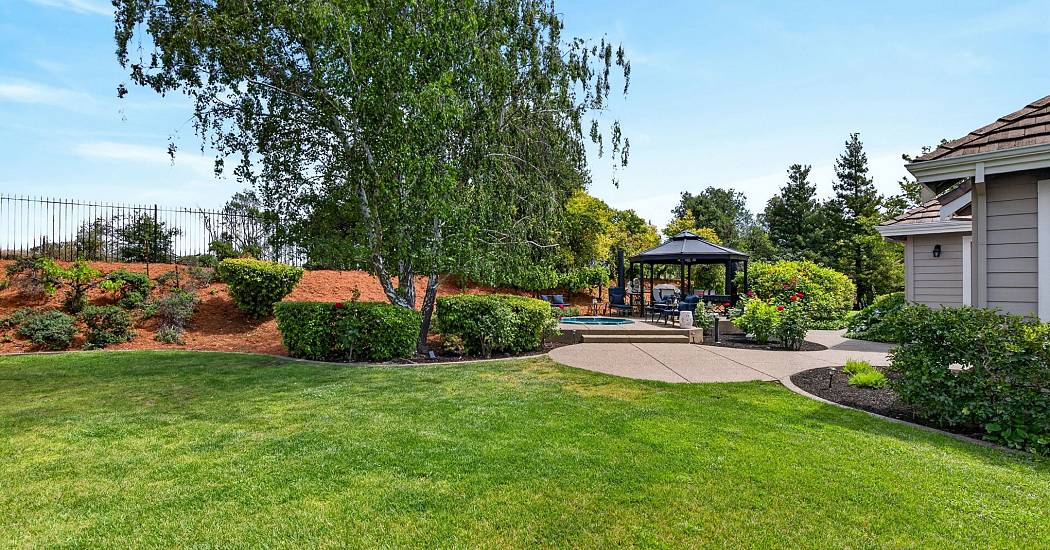44-Backyard.jpg